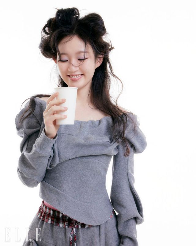 스웻 소재 톱과 스커트는 모두 Vivienne Westwood.