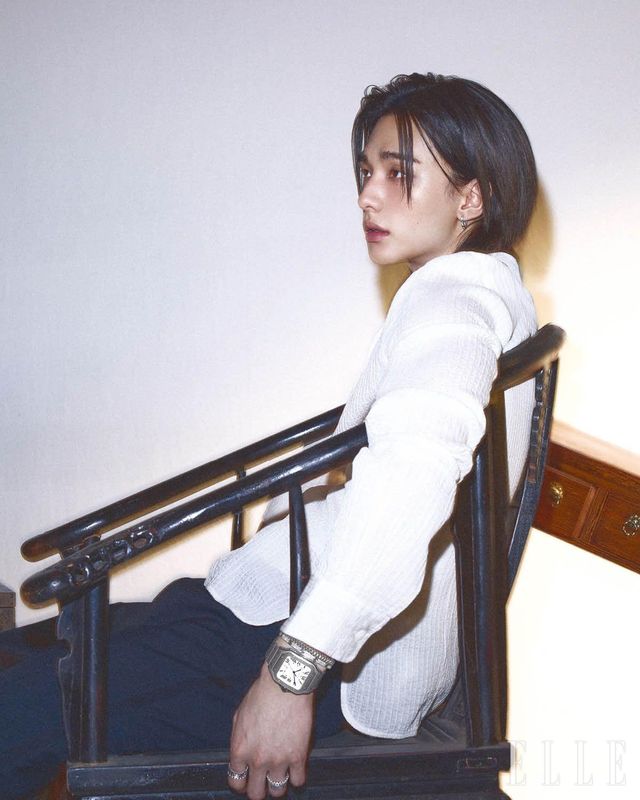 화이트골드에 브릴리언트 컷 다이아몬드를 세미 파베 세팅한 LOVE 이어링, 스틸 브레이슬릿의 산토스 드 까르띠에 워치, 화이트골드 클래쉬 드 까르띠에 스몰 브레이슬릿, 화이트골드에 브릴리언트 컷 다이아몬드를 파베 세팅한 LOVE 브레이슬릿, 검지에 착용한 화이트골드 클래쉬 드 까르띠에 더블 로우 링, 약지에 착용한 화이트골드에 브릴리언트 컷 다이아몬드를 파베 세팅한 클래쉬 드 까르띠에 링, 레이어드한 화이트골드 LOVE 언리미티드 링은 모두 Cartier. 랩 셔츠는 Ann Demeulemeester by Boontheshop. 팬츠는 Amiri.