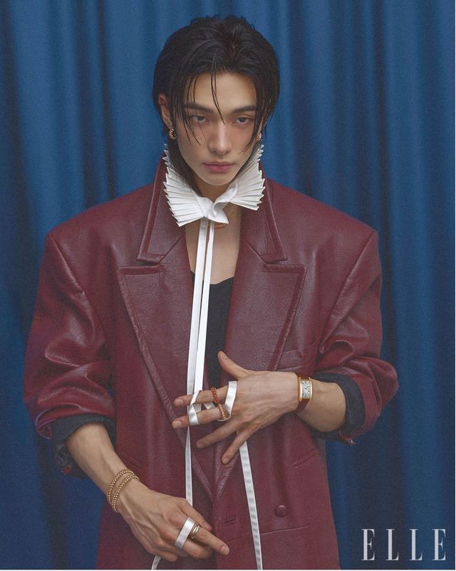 핑크골드에 핑크 칼세도니를 세팅한 클래쉬 드 까르띠에 이어링과 네크리스, 왼손 중지에 착용한 링, 검지에 낀 핑크골드에 레드 아게이트를 세팅한 클래쉬 드 까르띠에 링, 다크 브라운 앨리게이터 레더 스트랩의 탱크 아메리칸 워치, 오른손에 착용한 화이트 · 핑크 · 옐로골드의 트리니티 링과 핑크골드 클래쉬 드 까르띠에 스몰 & 미디엄 브레이슬릿은 모두 Cartier. 레더 롱 코트는 Bonbom. 이너 웨어 톱과 플리츠 디테일의 타이는 모두 스타일리스트 소장품.