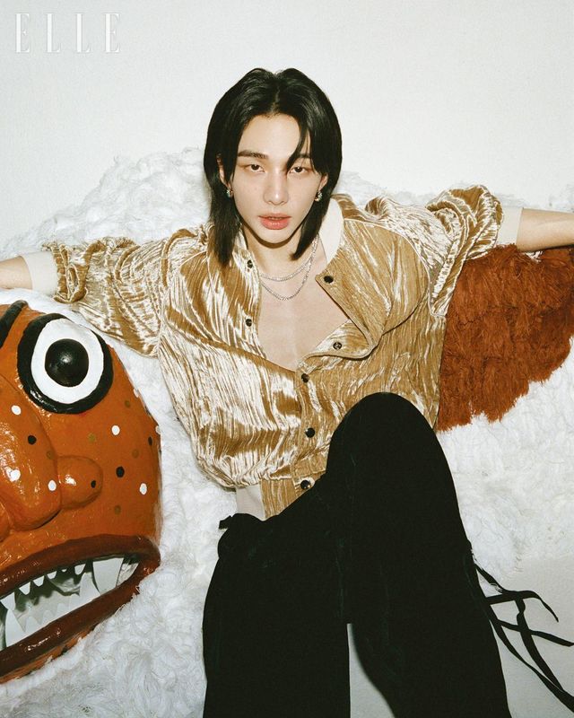 화이트골드 플렉시블 클래쉬 드 까르띠에 스몰 네크리스, 핑크골드에 그린 아게이트를 세팅한 클래쉬 드 까르띠에 이어링은 모두 Cartier. 보머 재킷과 팬츠는 모두 Ann Demeulemeester by Boontheshop.