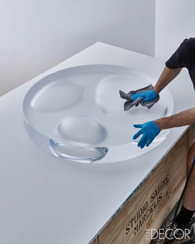 애플 신제품 발표를 위해 협업한 ‘Liquid Glass’. 유기적 형태와 매끈한 마감의 아크릴로 유리 같은 효과를 구현했다.