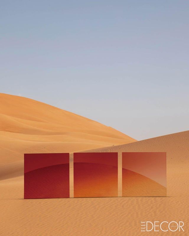 사막에 설치된 ‘미라지(Mirage)’. 강렬한 컬러로 존재감을 드러내는 동시에 거울에 비친 자연 풍경과 조화를 이룬다.