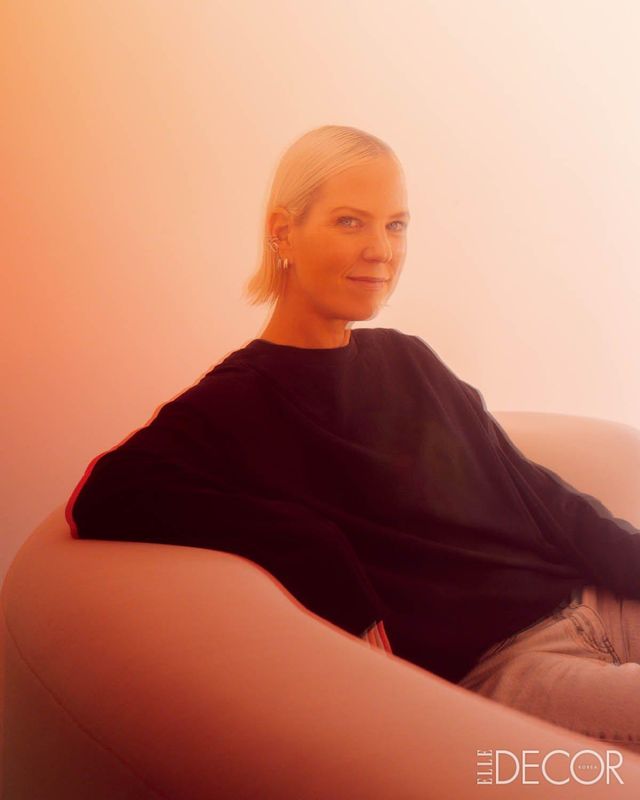 자신이 직접 디자인한 거울 속에 비친 사빈 마르셀리스의 모습.