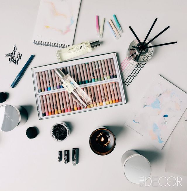 (왼쪽 위부터 시계 방향으로) 테이블 위에 놓인 홈 프레그런스는 상큼한 라임과 바질, 백리향이 어우러진 라임 바질 앤 만다린 룸 스프레이, 소금기를 머금은 신선한 바다 공기와 절벽에 스민 미네랄 향이 어우러진 우드 세이지 앤 씨 솔트 디퓨저, 사이프러스나무의 아로마틱 향과 따뜻한 그레이프바인 노트, 앰버 베이스로 은은하지만 오래도록 기억에 남는 사이프러스 앤 그레이프바인 클래식 캔들은 모두 Jo Malone London.