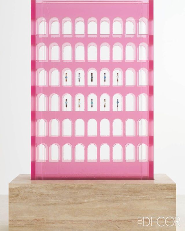 사빈 마르셀리스의 커리어에 중요한 전환점이 된 협업. 펜디와의 ‘XL Fendi Fountains’. 반투명 컬러 레진과 물이 겹겹이 레이어드돼 신비로운 장면을 연출했다.