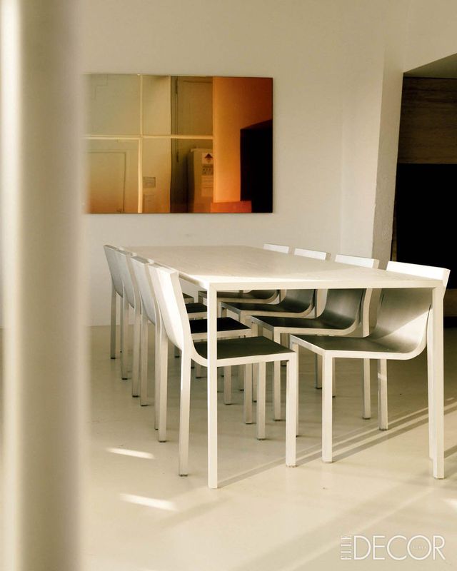 입구 라운지에 놓인 테이블 ‘로쿰(Lokum)’은 아체르비스(Acerbis)를 위해 디자인한 작품으로 터키 디저트인 ‘로쿰’에서 이름을 따왔다.