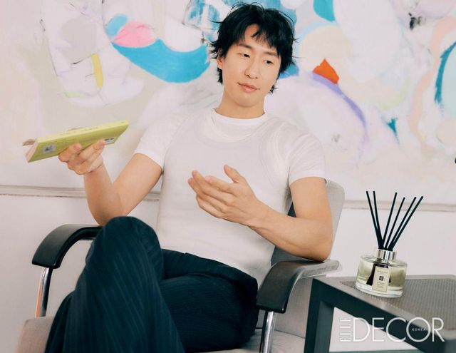 레이어드한 슬리브리스 톱은 Magliano. 플레어 팬츠는 Sugarhill. 이너 웨어 티셔츠는 스타일리스트 소장품. 테이블 위에 둔 홈 프레그런스는 소금기를 머금은 신선한 바다 공기와 절벽에 스민 미네랄 향이 어우러진 우드 세이지 앤 씨 솔트 디퓨저, Jo Malone London. 