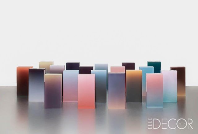 그러데이션된 컬러 레진은 캔버스, 그 위의 네온은 붓질을 연상시키는 조명 오브제 ‘Down Lights’.