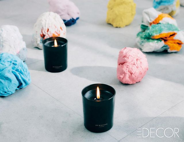 공간을 묵직하게 채우는 사이프러스 앤 그레이프바인 클래식 캔들은 모두 Jo Malone London.