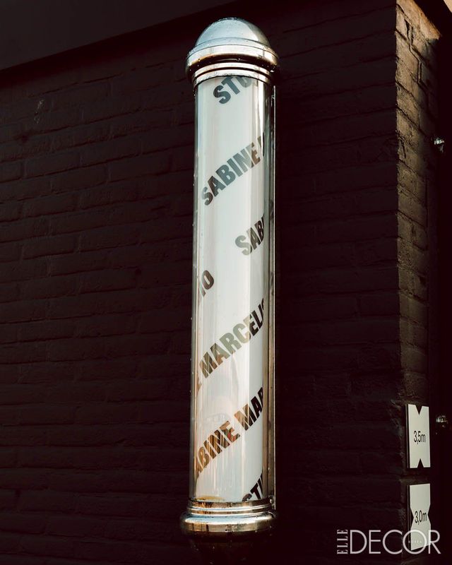 바버숍 사인을 유독 좋아하는 사빈 마르셀리스. 마흔 번째 생일을 맞아 작업실에서 연 파티에 온 친구들이 선물한 사인으로, 지금도 그녀가 아끼는 오브제다.