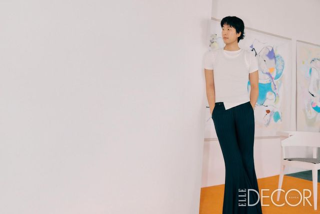 레이어드한 슬리브리스 톱은 Magliano. 플레어 팬츠는 Sugarhill. 이너 웨어 티셔츠는 스타일리스트 소장품.