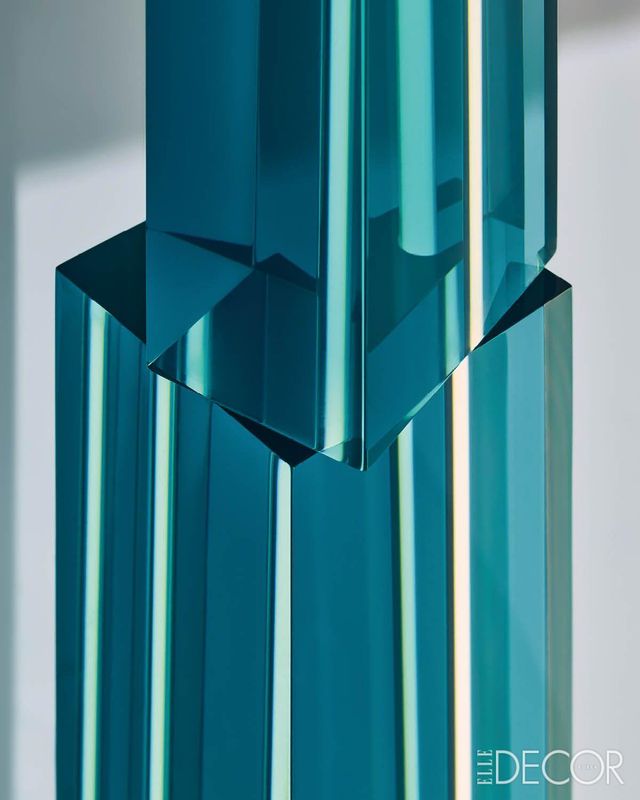 투명 레진에 비대칭으로 배치된 네온이 토템 같은 형태를 이루는 스탠딩 조명 ‘토템 라이트(Totem Light)’. 각과 빛이 만나 착시를 만들어낸다.