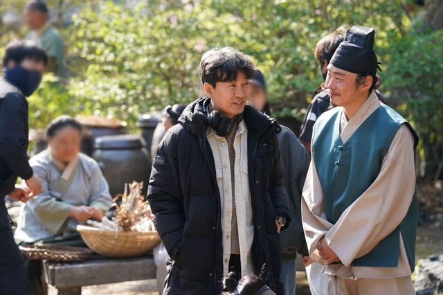 영화 〈왕과 사는 남자〉 촬영 중인 장항준 감독과 안재홍