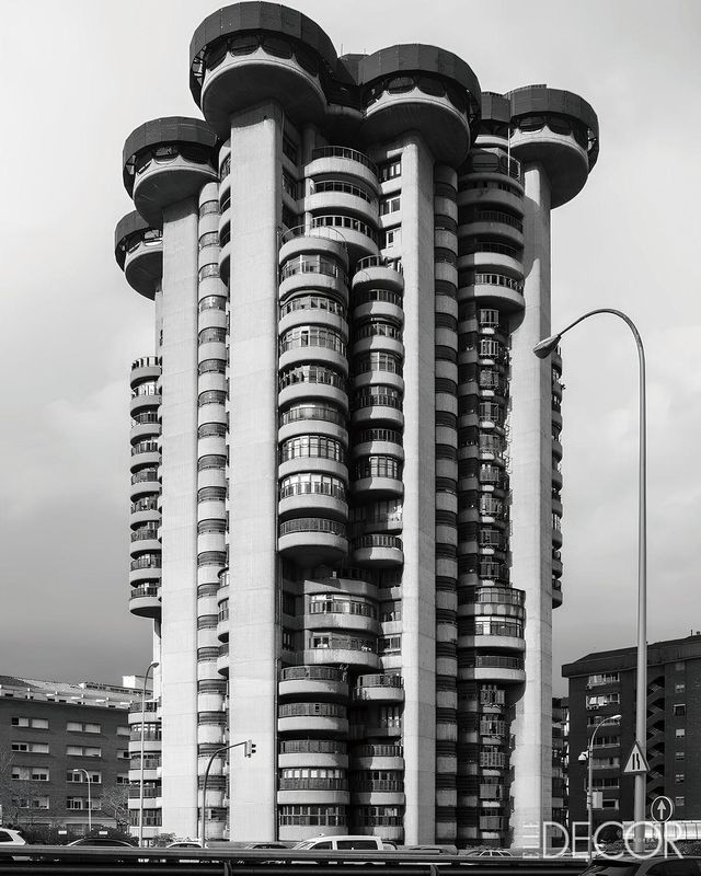 토레스 블랑카스의 외관 전경. 프란시스코 하비에르 사엔스 데 오이사(Francisco Javier Sáenz de Oíza)가 설계에 참여했으며, 스페인 브루탈리즘 건축의 정수를 보여준다.