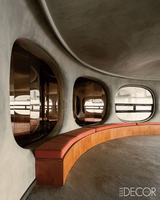 붉은 컬러의 가구와 창, 벽, 천장 곳곳에 남은 곡선이 레트로 퓨처리즘적 분위기를 형성한다.