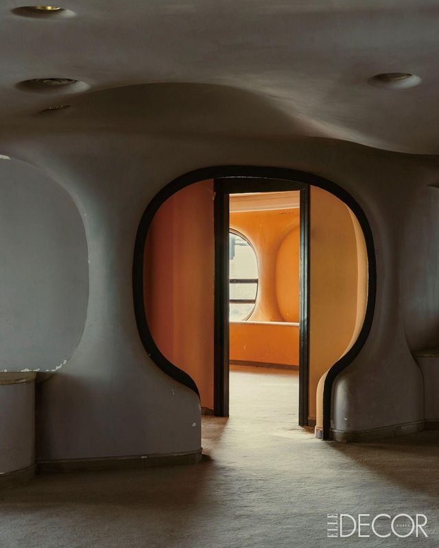 71m 높이의 건물 정상에는 360° 전망의 옥상과 수영장이 있다.