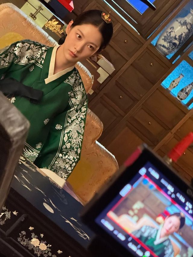 드라마 〈21세기 대군부인〉 비하인드컷 공개한 공승연 