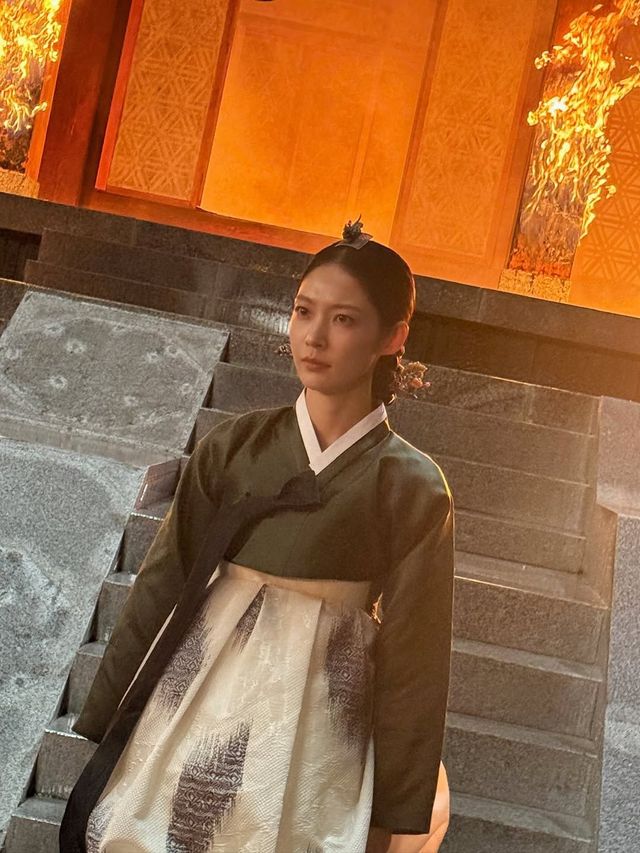 드라마 〈21세기 대군부인〉 비하인드컷 올린 공승연 