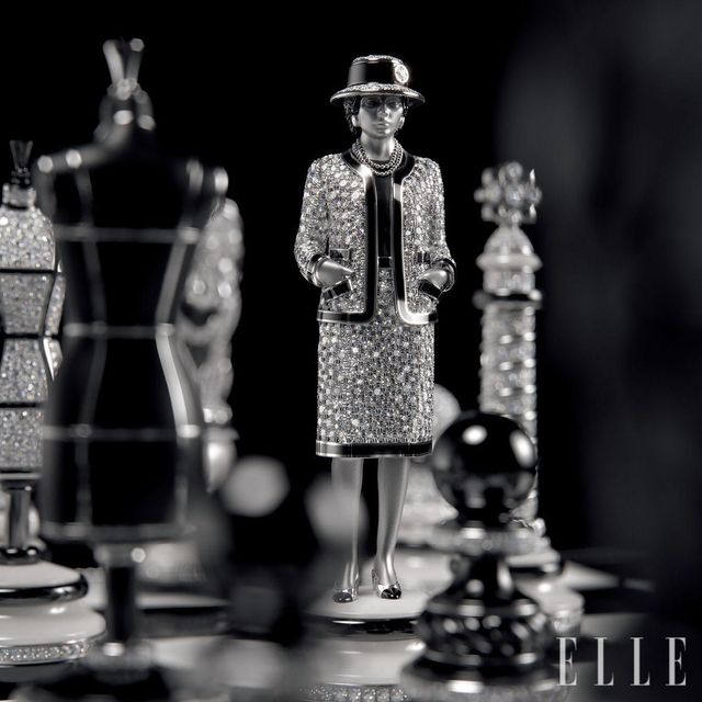 샤넬의 세계관을 담은 정교한 미니어처 체스 말을 조각해 유니크 피스 ‘체스 보드’를 선보였다. 