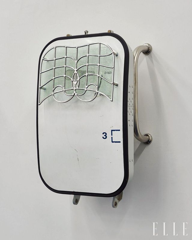 항공기의 도어 패널 위에 아르누보적 장식을 더한 ‘For a Moment It Felt Like a Porch Between Two Skies’(2026)