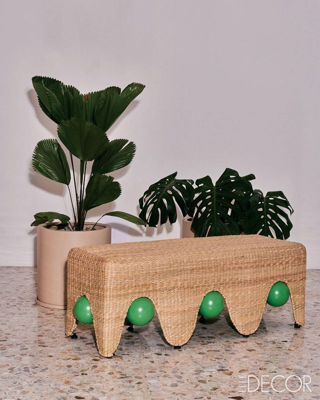 〈페르소나〉 전시에서 선보인 인도 디자이너 시반기 바수데바(Shivangi Vasudeva)의 ‘타카트(Takhat)’ 암체어.