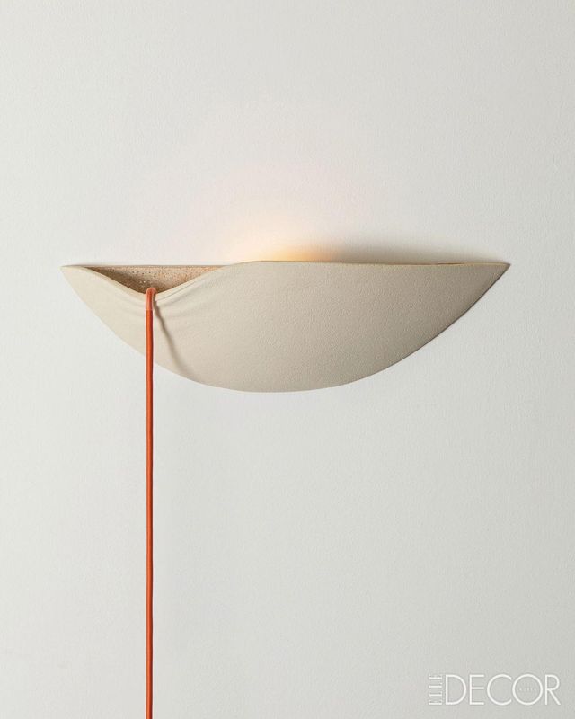 영국 디자이너 카탈린 필립(Catalin Filip)의 미니멀리스트 세라믹 월 램프 ‘로마(Loma)’. 