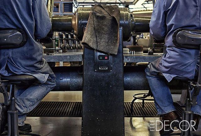 원형 공장의 중심을 향해 배치된 개별 워크스테이션은 효율적인 작업 동선뿐 아니라 작업자의 집중도를 최대로 끌어올린다. 묵직한 기계 설비와 장인의 세밀한 수작업이 만나는 이 지점에서 세계 최고의 커트러리가 완성된다. 