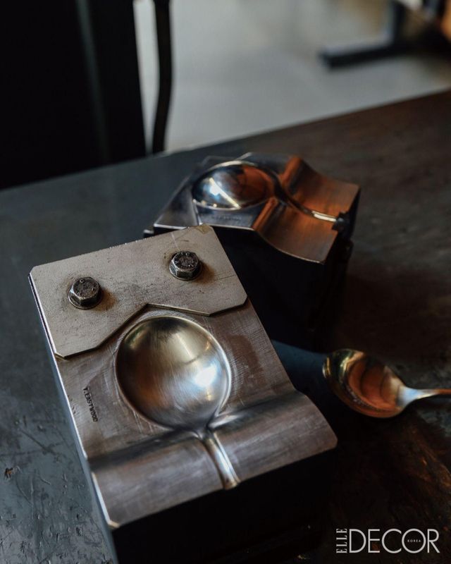 스푼의 부드러운 곡률을 결정짓는 묵직한 강철 금형. 