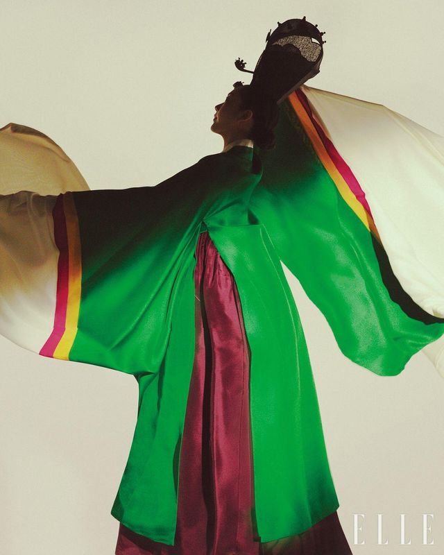 2막 궁중무연구 : ‘춘앵무’ 버드나무 가지에서 맑게 지저귀는 꾀꼬리의 모습을 딴 춘앵무의 의상은 현대적으로 재해석한 녹원삼으로 소매에 한삼을 덧대 극적인 실루엣을 연출한다. 