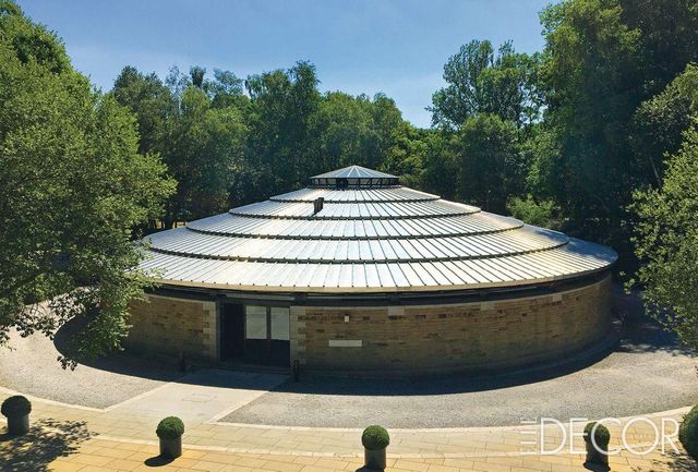 영국 헤더세이지 지역의 피크 디스트릭트 국립공원 내에 고요하게 자리 잡은 데이비드 멜러 팩토리 ‘더 라운드 빌딩’. 건축가 마이클 홉킨스와 데이비드 멜러의 깊은 교감으로 탄생했다.