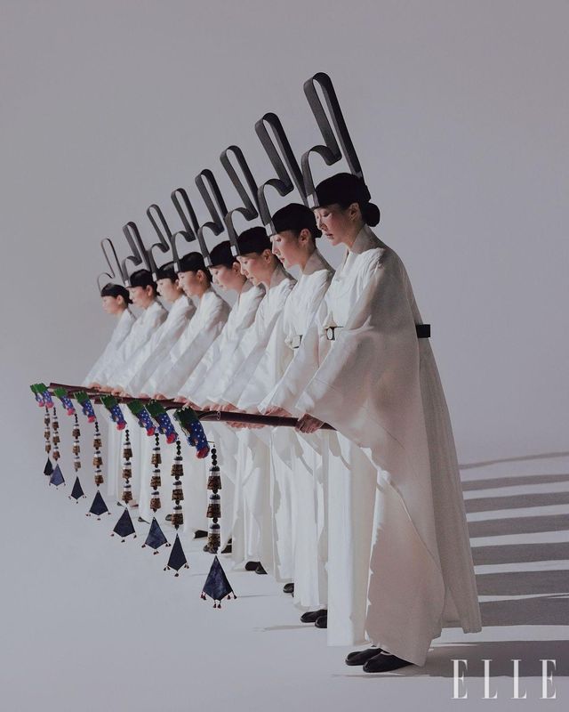 1막 일무연구 : ‘문무’. 문관 복식인 단령을 입고 진현관을 쓴 채 왼속에 약 (대나무 피리), 오른손엔 적(용머리 장 식)을 쥐고 문관의 ‘덕’을 절제된 움직임으로 표현한다.