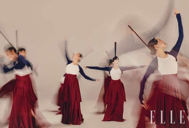 4막 신일무 : ‘신일무2’ 한복의 결과 현대무용의 실루엣을 응용한 4막의 의상은 일무가 지닌 의미와 미학을 색다른 방식으로 드러낸다. 