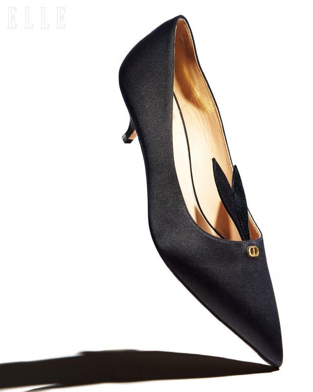 토끼 귀 디테일이 특징인 디올 위스퍼 펌프스는 가격 미정, Dior.