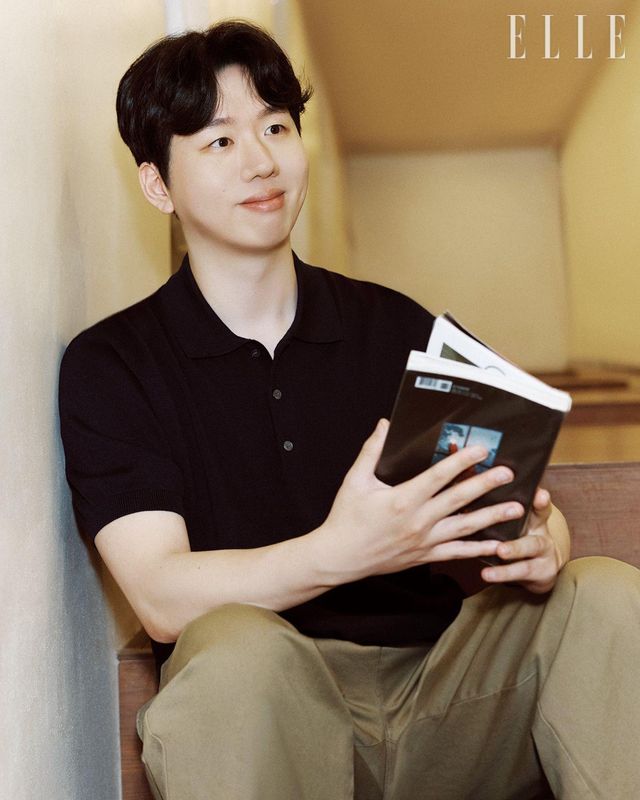 김민구(김리웹) / 웹툰 리뷰 유튜브 채널 〈리뷰를 웹툰하다〉를 운영하는 크리에이터. 방송작가 출신으로, 주로 로맨틱 판타지물 주인공 소개와 웹툰 남주 티어 정하기 등 여성향 장르 바탕의 콘텐츠를 제작한다.