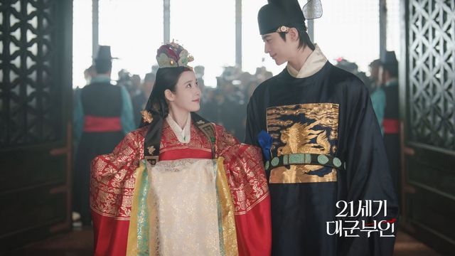 〈21세기 대군부인〉 아이유와 변우석 