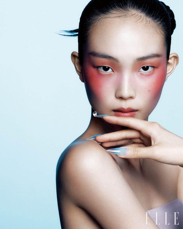 스트랩리스 톱은 Zara.