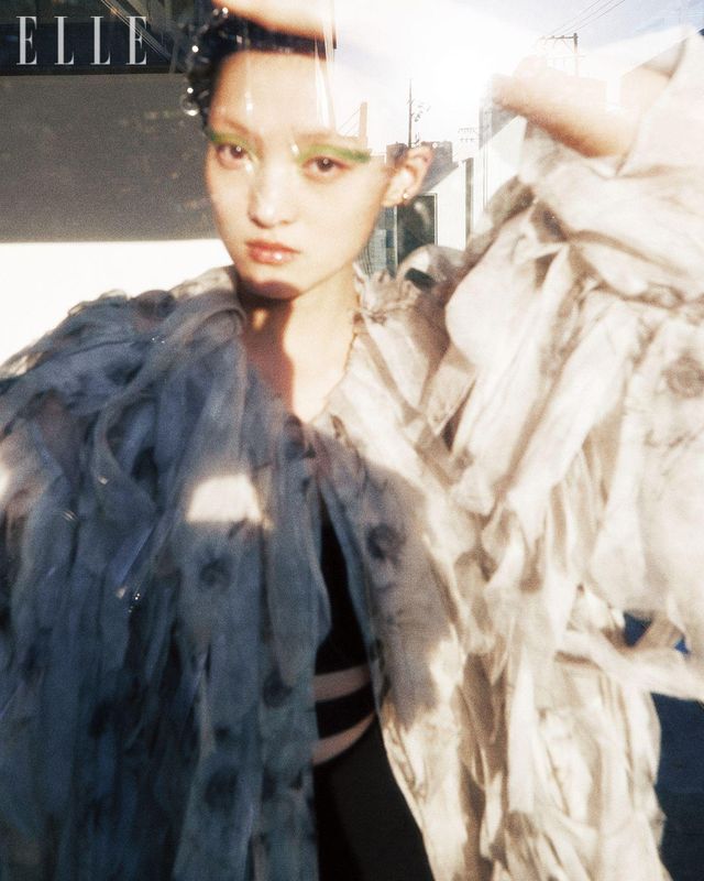 페더 재킷과 블랙 톱, 쇼츠는 모두 Max Mara.