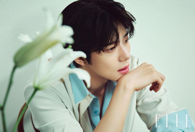정제된 분위기 속에서 빛을 발하는 문상민의 단단한 존재감. 더블 웨어 스킨 핏 쿠션을 얼굴 중심에서 바깥으로 고르게 두드려 펼쳐 바른다. 결점 없이 매끈히 정돈된 피부에 더 에센셜 쿼드 아이섀도우, 어프레이 스프리에 든 소프트 핑크와 뉴트럴 로지 컬러를 믹스해 눈가에 부드러운 음영을 부여한 뒤, 입술에 퓨어 컬러 젤리 글로우 오일, 02 프레쉬 베리를 얇게 터치해 톤다운된 핑크빛 윤기를 드리운다. 사용 제품은 모두 Estēe Lauder.
