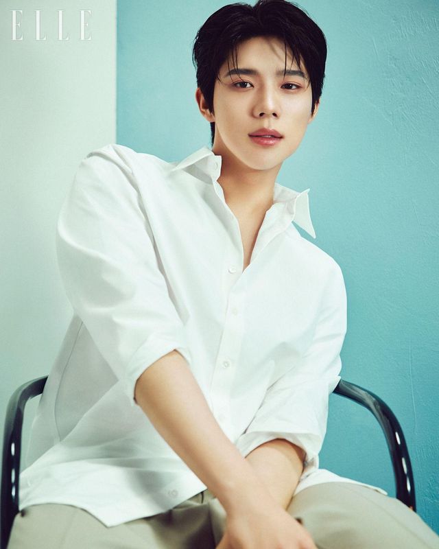 피부 윤곽을 따라 ‘차르르’ 떨어지는 광채를 더해주는 유브이피니티 프라이밍 밀크를 얼굴에 전체적으로 얇게 바른다. 그 위에 더블 웨어 스킨 핏 쿠션을 소량만 취해 얇게 두드려 이미 바른 프라이머의 시어한 광택감이 투과해 나오는 것처럼 정교하고 고급스러운 글로우 스킨을 연출한다. 더 에센셜 쿼드 아이섀도우, 갤러리 홉의 뉴트럴 브라운 컬러로 눈가에 깊이감을 더한 뒤, 입술에 뉴트럴 톤의 퓨어 컬러 젤리 글로우 오일, 03 스위트 피그를 발라 마무리한다. 사용 제품은 모두 Estēe Lauder. 화이트 셔츠는 Lemeteque. 팬츠는 Zara.