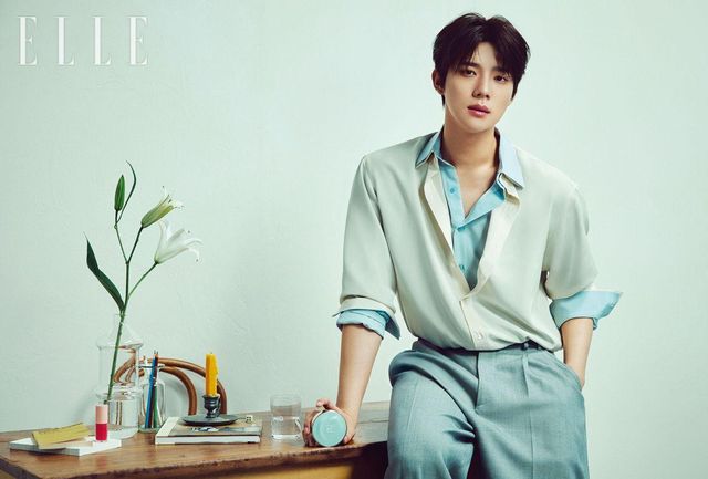 초밀착 샷에서도 굴욕 없는 문상민의 완벽한 스킨을 더블 웨어 스킨 핏 쿠션으로 완성했다. 결이 촘촘히 살아 있어 해상도가 높아진 것 같은 피부에 더 에센셜 쿼드 아이섀도우, 어프레이 스프리로 눈가에 섬세한 음영을 드리우고, 퓨어 컬러 젤리 글로우 오일, 02 프레쉬 베리를 입술에 발라 광택감을 더한다. 사용 제품은 모두 Estēe Lauder.