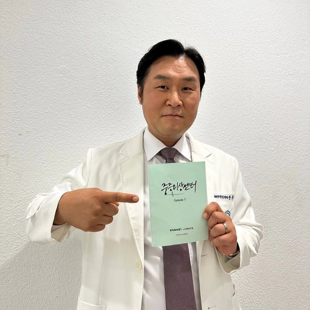 〈중증외상센터〉 비하인드컷 공개한 윤경호 