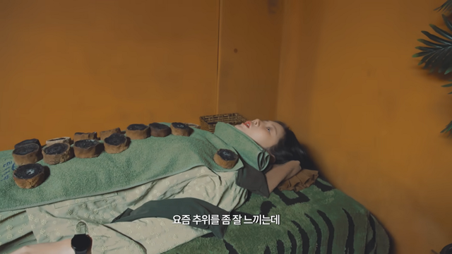 쑥뜸 체험하는 소유 