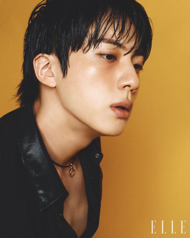 셔츠와 네크리스는 모두 Gucci.