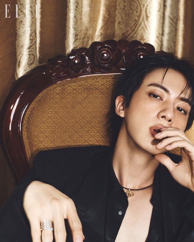 셔츠와 GG 마몽 참 장식 네크리스, 스털링 실버 치오도 멀티 로 링은 모두 Gucci.