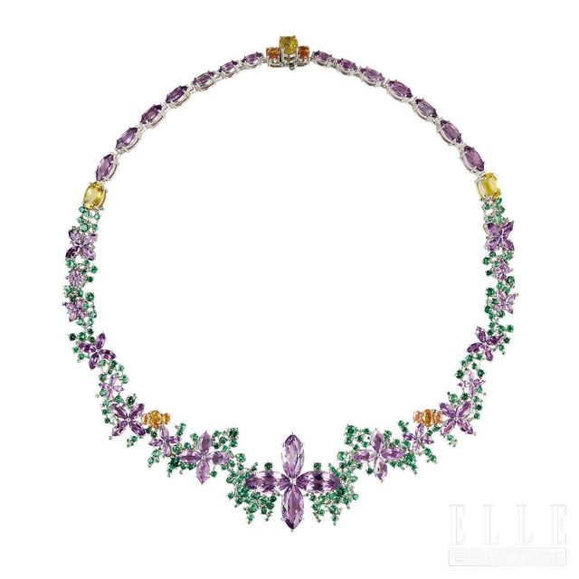 컬러 젬스톤을 리드미컬하게 이어 완성한 네크리스는 Juliana Xerez Fine Jewelry. 