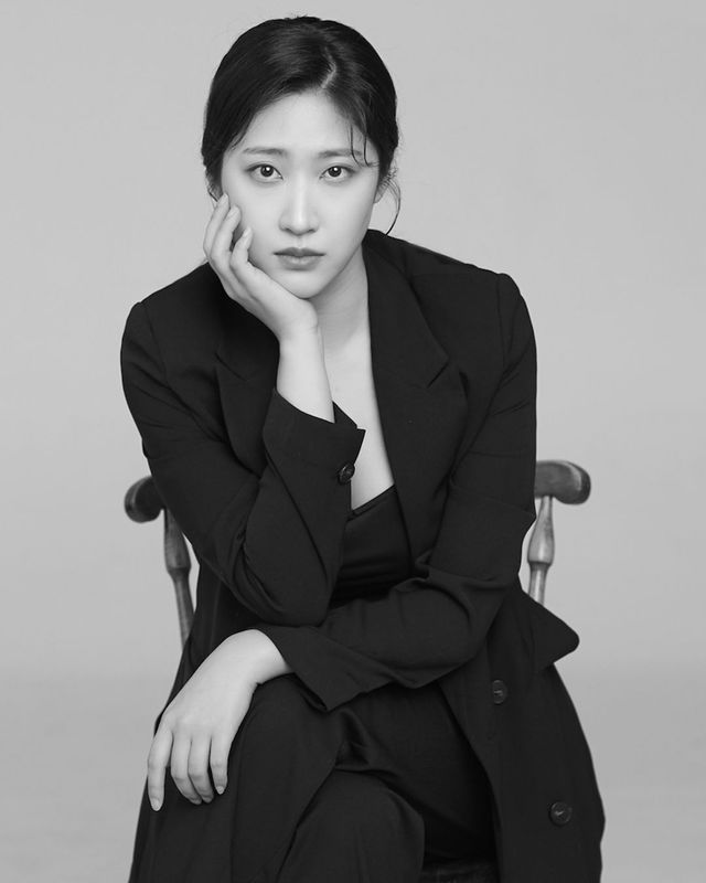 〈지구 최후의 여자〉의 염문경 감독. 〈자이언트 펭TV〉 메인 작가, 〈만약에 우리〉 각본 참여, 산문집 〈내향형 인간의 농담〉 작가로도 활동했다.