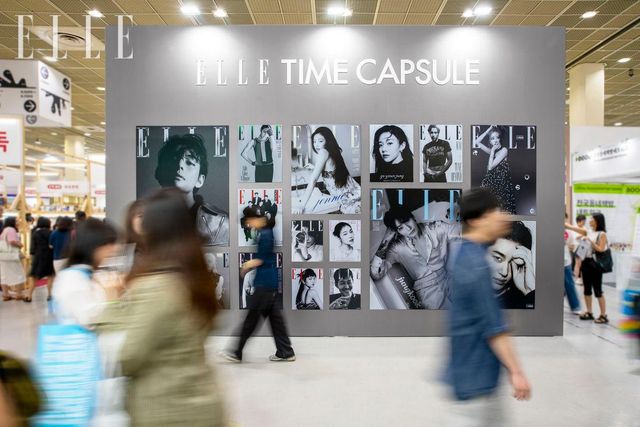 시대를 기록해온 〈엘르〉의 커버들이 하나의 타임캡슐처럼 관람객을 맞이했다. 