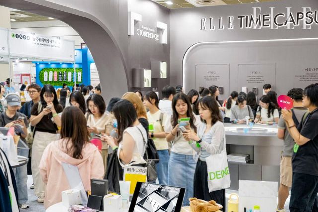 서울국제도서전 기간 내내 많은 관람객으로 북적였던 'ELLE TIME CAPSULE(엘르 타임 캡슐)' 부스. 
