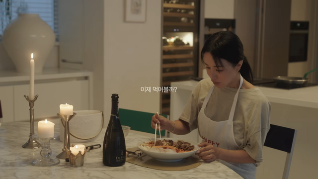 버미셀리면을 샐러드에 곁들인 엄정화 