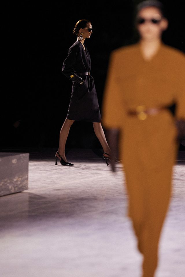 우아하고 대담한 생 로랑의 2024 S/S 뉴 룩.